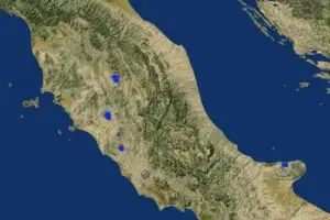 Le centre de l'Italie Comprend 4 régions et confine au nord avec les régions d’Émilie-Romagne et de Ligurie, au sud avec les régions de Molise et de Campanie