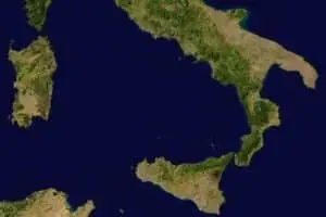 Le sud de l’Italie comprend 6 régions et confine avec la région des Marches au nord-est et la région du Latium au nord-ouest. Ce territoir est entouré à l'est par la mer Adriatique, au sud par la mer Ionienne et à l'ouest par la mer tyrrhénienne.