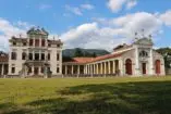 Villa Angarano harmomiously framed by two fine doric porticos, Palladio's works, and a chapel on the right side