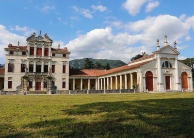 La Villa Angarano est harmonieusement encadrée par deux portiques doriques, les œuvres de Palladio, et une chapelle à droite, inscrite sur la liste du patrimoine mondial de l'UNESCO.