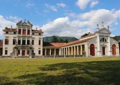 Villa Angarano harmomiously framed by two fine doric porticos, Palladio's works, and a chapel on the right side