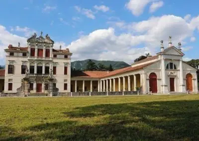 La Villa Angarano est harmonieusement encadrée par deux portiques doriques, les œuvres de Palladio, et une chapelle à droite, inscrite sur la liste du patrimoine mondial de l'UNESCO.