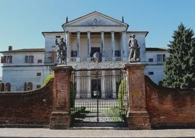 Villa Cornaro à Piombino Dese par palladio, sur deux étages avec double portico-loggia. La somme des différentes pièces a été jugée «la plus parfaite» dans l’architecture de la Renaissance.