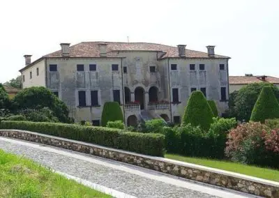 Villa Godi Malinverni, la première maison de campagne conçue par Andrea Palladio entre 1540 et 1542. La riche décoration de l’ensemble du premier étage, le piano nobile, et l’une des pièces situées au rez-de-chaussée sont particulièrement intéressantes.