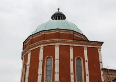 Dôme de la cathédrale de Palladio dans le centre historique de Vicence. Randonnée à pied, excursion d'une journée avec un guide professionnel en Vénétie