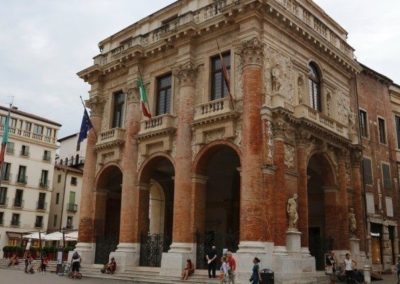 Loggia del Capitaniato de Palladio dans le centre historique de Vicence. Visite à pied, randonnée d'une journée avec un guide professionnel en Vénétie