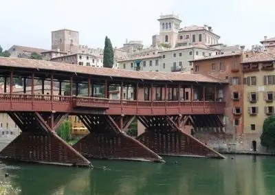 Le vieux pont par Andrea Palladio, le long du fleuve de la Brenta à Bassano del Grappa. randonnée à pied, excursion d'une journée avec un guide professionnel