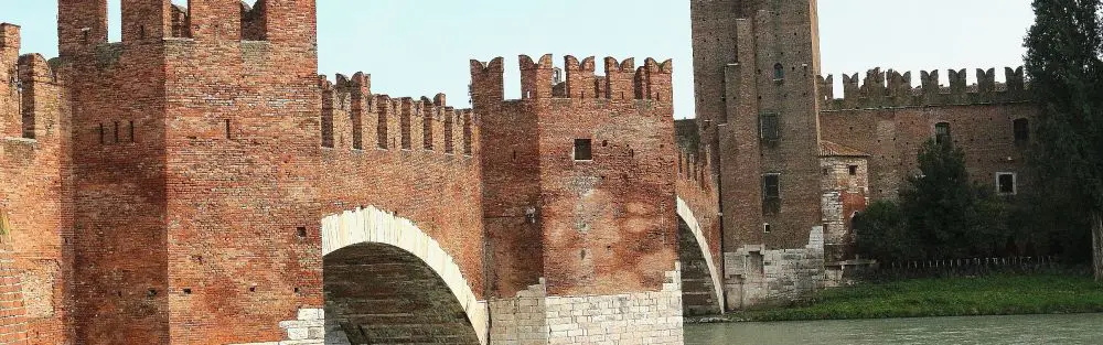 Scaligeri castle, lords of Verona that became capital of a powerful state, which at its peak crossed the Apennines, reaching up to Lucca. A town crossed by the Adige river, in veneto region