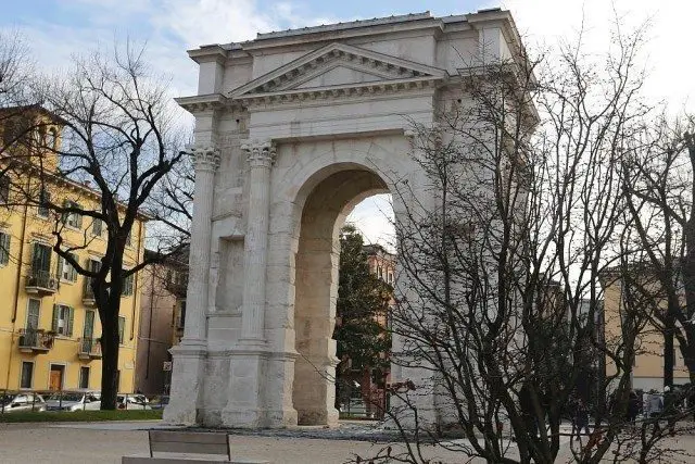 Gavi arch Verona art city walking tour, medieval walled town ruled by the Scaligers lord of the middle ages