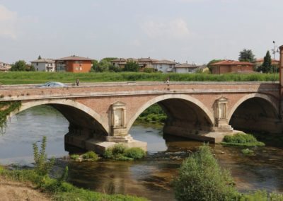 Pont sur la rivière Tesina, Palladio a pris pour modèle une œuvre de l’époque romaine qu’il avait vue et apprécié à Rimini: le pont d’Auguste et de Tibère construit entre le 14 et le 21 après J.-C.