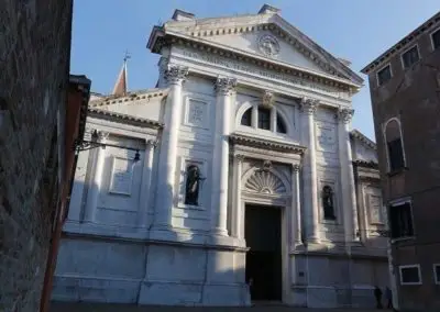 San Francesco della Vigna à Venise est situé à Campo San Francesco della Vigna, dans le quartier de Castello, à l'écart des routes touristiques habituelles. La façade est une oeuvre de Palladio