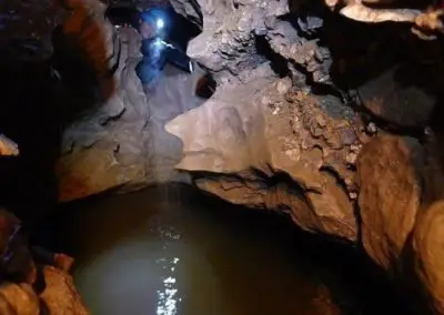 Spéléologie sur les collines du Montello, le trait le plus caractéristique est la composition de son rocher, ou son conglomérat, ce qui le rend particulièrement sensible au karst.