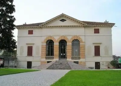 Villa Caldogno de Andrea Palladio, située à proximité de la ville de Vicence. Monument inscrit sur la liste du patrimoine mondial de l'UNESCO. Suggéré la visite avec un guide professionnel, lors d'une journée pour découvrir les villas palladiennes, en Italie