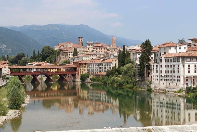 Bassano del Grappa fleuve de la Brenta, au piémont des Préalpes