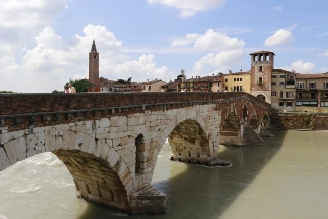 Ville d'art de Vérone, pont de pierre sur l'Adige, région de la Vénétie. Circuit privé lors d'une randonnée d'une journée avec chauffeur vtc