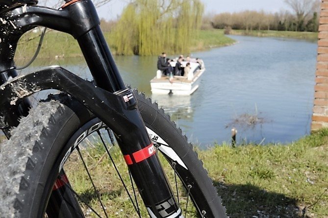 à vélo le long du fleuve sile, venise, italie