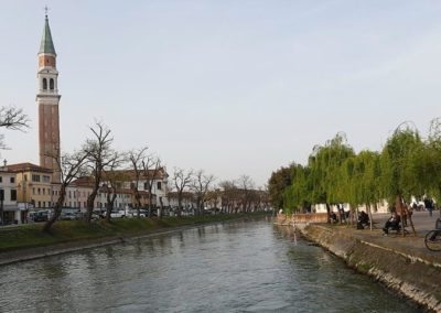 Canal du fleuve Brenta à Dolo, une voie navigable entre Venise et Padoue. randonnée d'une journée pour visiter des villas vénitiennes, région réputée pour la production de chaussures de luxe