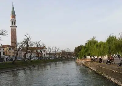 Canal du fleuve Brenta à Dolo, une voie navigable entre Venise et Padoue. randonnée d'une journée pour visiter des villas vénitiennes, région réputée pour la production de chaussures de luxe
