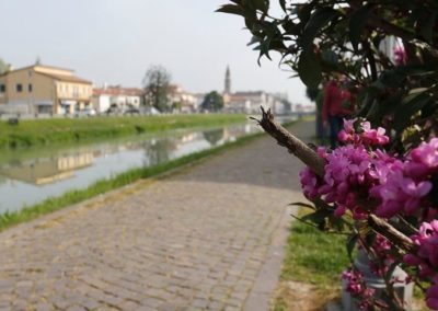 Vue sur le canal du fleuve Brenta à Oriago