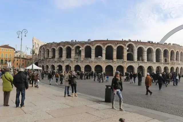 Amphithéâtre romain saison de l'Opéra de Vérone, ville d'art à visiter à pied avec une guide