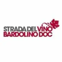 Vin Bardolino route lac de Garde Vénétie, une dégustation de vin avec chauffeur professionnel. Un vin rouge avec l'appellation DOC depuis 1968. Et aussi contrôlé et garanti dans le cas du Bardolino Superiore. Une région au climat tempéré au sud-est du lac de Garde.