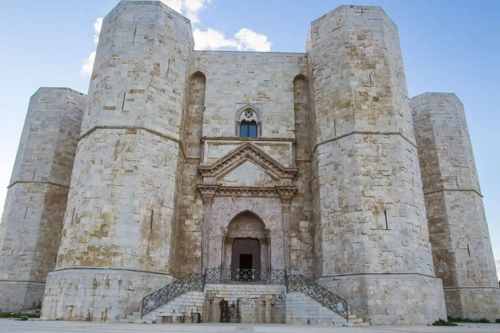 Castel Del Monte château médiéval dans les Pouilles Frédéric II