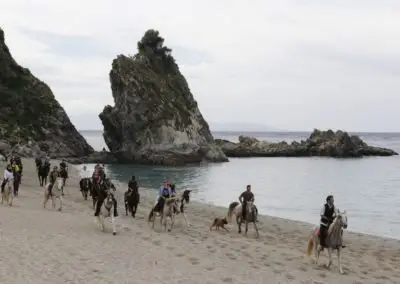 Balade à cheval sur la côte tyrrhénienne, randonnée dans la nature en Calabre, pour une activité en plein air, Italie