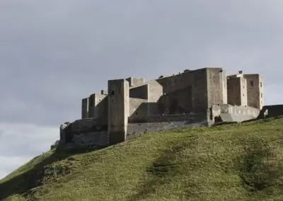 Château médiéval de Melfi, Basilicate, Italie, murailles importantes du sud de l'Italie. les fiefs aragonais Caracciolo ont ensuite prolongé les murs souabe et angevine et les ont renforcés pour les rendre résistants aux nouvelles armes à feu, telles que les bombardières et les mines.