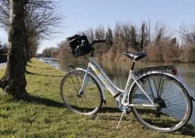 Bicycle excursion Brenta waterway Venetian villas, to visit during a day tour with a wine tasting. Sightseeing in Italy with assistant