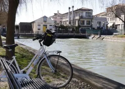 Bicycle excursion Dolo Venice Brenta waterway, to visit during a day tour with assistant. Between Venice and Padua, an easy bike ride to see some venetian villas with sightseeing in Italy