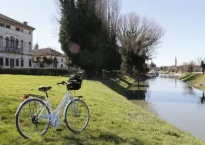 Mira randonnée à vélo canal de la Brenta, excursion d'une journée pour une visite de villas vénitiennes entre Padoue et Venise. Tourisme en Italie