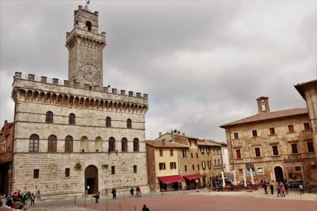 Montepulciano Palais Communal, randonnée culture et loisir en Italie