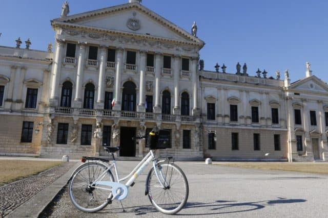 Villa Pisani bicycle tour Brenta waterway day excursion, visit a Venetian villa between Venice and Padua. To discover veneto cycle routes with Sightseeing in Italy