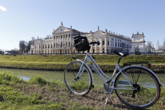 Villa Pisani balade à vélo le long de la voie navigable de la Brenta, visite d'une journée avec l'assistant de certaines villas vénitiennes. Inclus villa widmann et barchessa valmarana