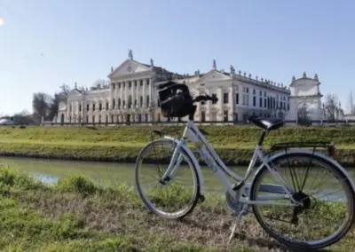 Villa Pisani balade à vélo le long de la voie navigable de la Brenta, visite d'une journée avec l'assistant de certaines villas vénitiennes. Inclus villa widmann et barchessa valmarana