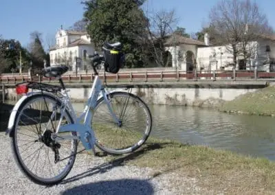 Villa Widmann excursion à vélo canal de la Brenta, randonnée pour visiter des villas vénitiennes, villa Pisani et Barchessa valmarana. Tourisme en Italie