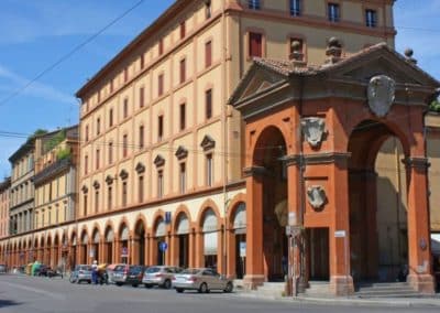 Arc de Bonaccorsi début du portique pour le sanctuaire de San Luca Bologne. Visite à pied pour se rendre à l'église par la porte de Saragozza, Italie