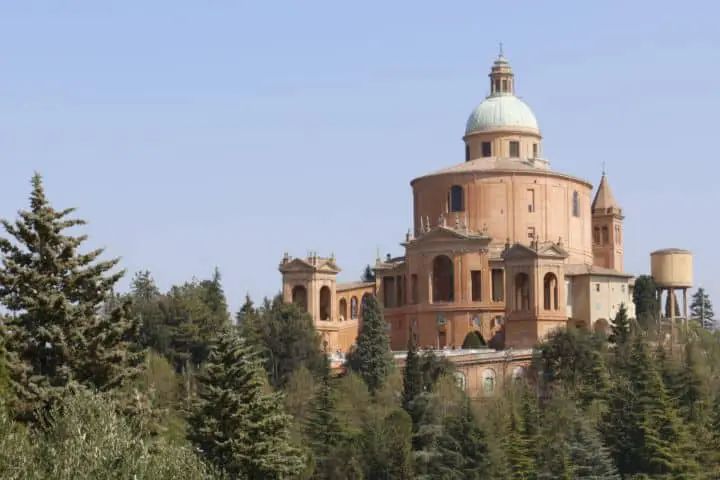 Sanctuaire de sainte Vierge de saint luc à bologne, randonnée d'une journée. Une église reliée au centre-ville par un long portique