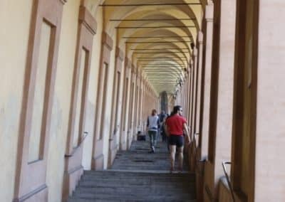 Escaliers le long du portique vers le sanctuaire de San Luca à Bologne, randonnée d’une journée. Il s'élève au sommet d'une colline boisée, le "Colle della Guardia", et remonte au XIIe siècle.
