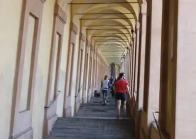Escaliers le long du portique vers le sanctuaire de San Luca à Bologne, randonnée d’une journée. Il s'élève au sommet d'une colline boisée, le "Colle della Guardia", et remonte au XIIe siècle.