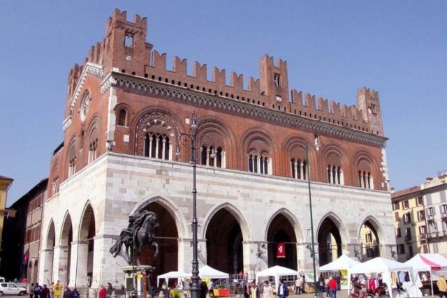 Piacenza historic center with two bronze equestrian statues that represent Alessandro Farnese and his son Ranuccio I Farnese, to visit with a professional guide during a day excursion