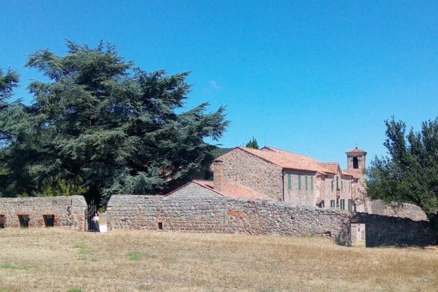 Monastère Beatrice I d'Este Collines Euganéennes, la villa se dresse sur le mont Gemola, au nord-est de l'Italie. Le lieu porte le nom de la bienheureuse Béatrice qui a vécu ici entre 1221 et 1226. À la place de la villa actuelle se trouvait le petit cénobie, habité par des ermites, comme beaucoup d'autres dispersés au Moyen Âge dans la solitude des monts Euganéens.