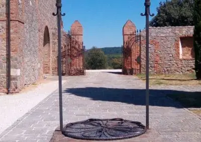 Monastère de Beatrice I d'Este et sa cour principale, sur le mont Gemola, collines euganéennes. Italie du Nord, Vénétie. A visiter lors d'une randonnée d'une journée