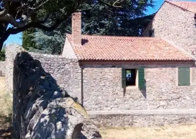 Monastère Béatrice I d'Este côté bâti sur le mont Gemola, collines euganéennes au nord de l'Italie. visite avec guide professionnel et chauffeur lors d'une randonnée d'une journée