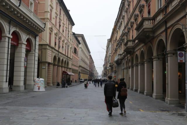 Via Indipendenza rue principale de Bologne, Émilie-Romagne, Italie. A visiter lors d'une randonnée guidée à pied