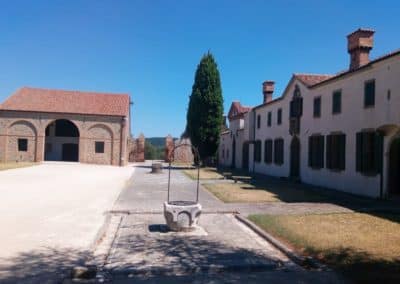 Cour principale de la Villa Beatrice I d'Este, sur le mont Gemola, un lieu sur les collines euganéennes en Vénétie, nord de l'Italie