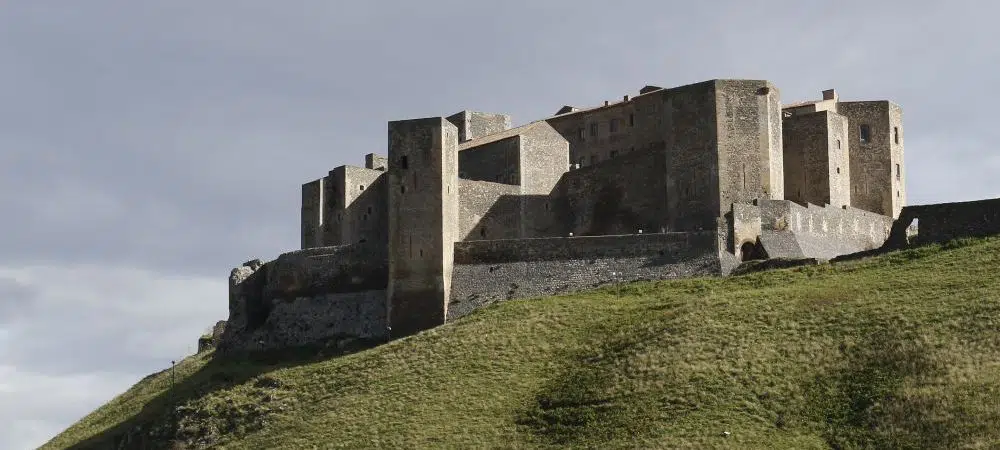 Château médiéval de Melfi, Basilicate, Italie, murailles importantes du sud de l'Italie. les murailles souabe et angevine ont été prolongées par le féodicaire aragonais Caracciolo et renforcées pour les rendre résistantes aux nouvelles armes à feu, comme les bombardes et les mines