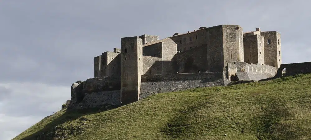 Château médiéval de Melfi, Basilicate, Italie Château médiéval de Melfi, Basilicate, Italie, murailles importantes du sud de l'Italie. les murailles souabe et angevine ont été prolongées par le féodicaire aragonais Caracciolo et renforcées pour les rendre résistantes aux nouvelles armes à feu, comme les bombardes et les mines
