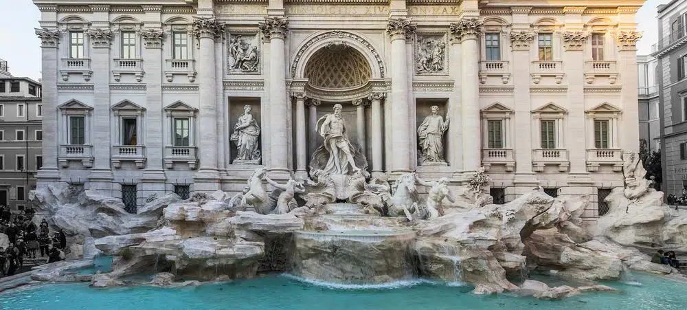 Fontaine de Trevi, une des travaux d'architecture style baroque dans la Rome du XVIIIe siècle